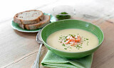 Potet- og purreløksuppe er en klassiker som også kan få selskap av en håndfull reker