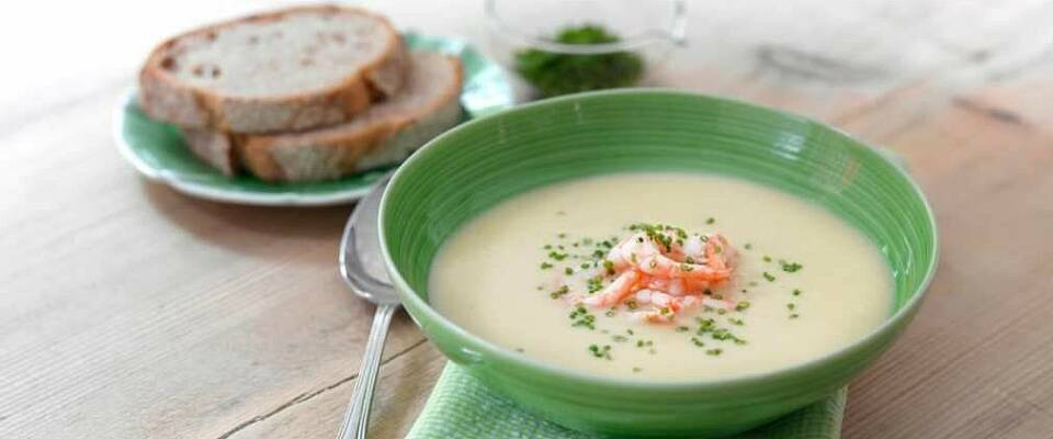 Potet- og purreløksuppe er en klassiker som også kan få selskap av en håndfull reker