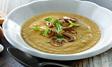 Har du huset fullt av selvplukket tørket eller fryst sopp, lag en fyldig suppe som denne
