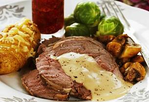 Noen ganger smaker det helt klassiske aller best - som en reinsdyrstek med viltsaus og hasselbackpoteter