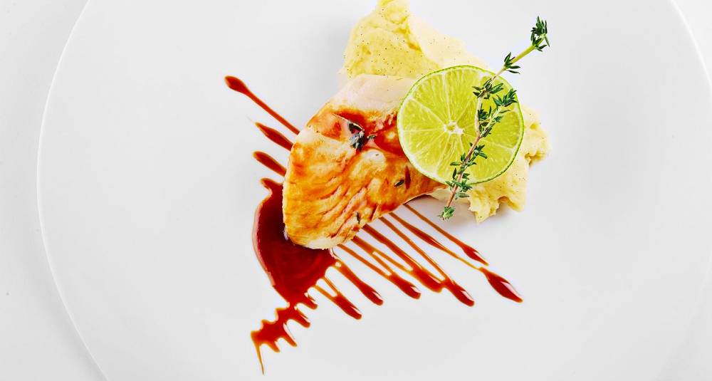 Stekt torsk på potet- og sellerimos med rødvinssaus