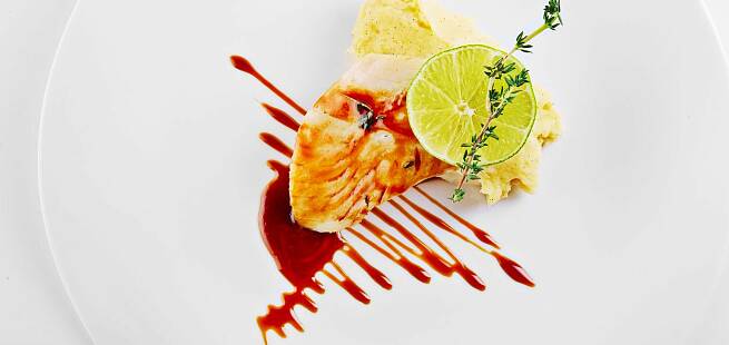 Stekt torsk på potet- og sellerimos med rødvinssaus
