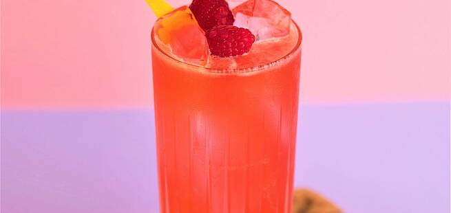 Flo og fjære drink med rosa gin