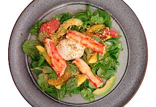 Denne salaten med krabbe, appelsin, grapefrukt og avocado gir mersmak