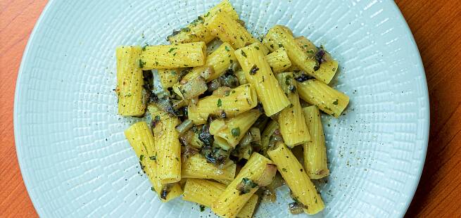 Penne carbonara med endivesalat