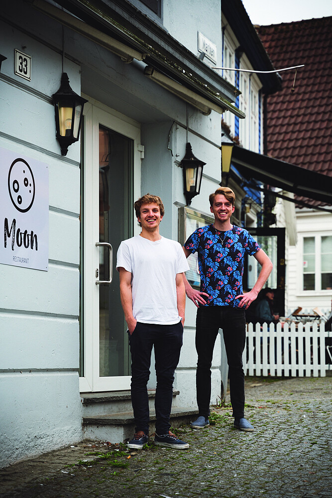 Jules (tv) og Nicolas Selukov foran Moon i Marken 33 i Bergen