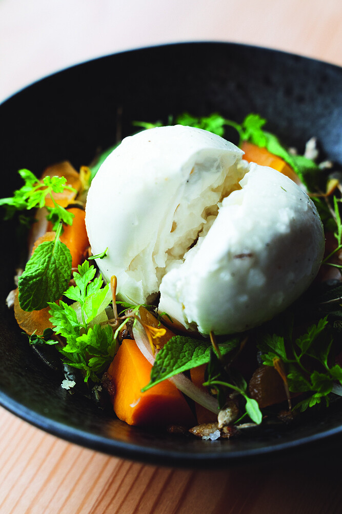 Boo Burrata på gresskarsalat med ristede gresskarfrø og aprikos