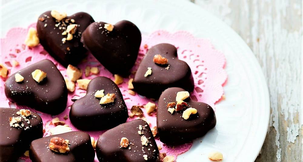 Hjerter av cookie-deig dyppet i sjokolade