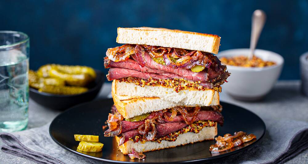 Deli-style sandwich med roastbeef og løkmarmelade