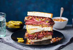 Deli-style sandwich med roastbeef og løkmarmelade