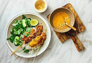 Kylling satay med peanøttsaus og agurksalat