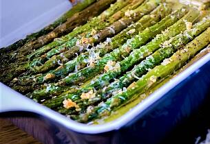 Mozzarellagratinerte asparges med spekeskinke