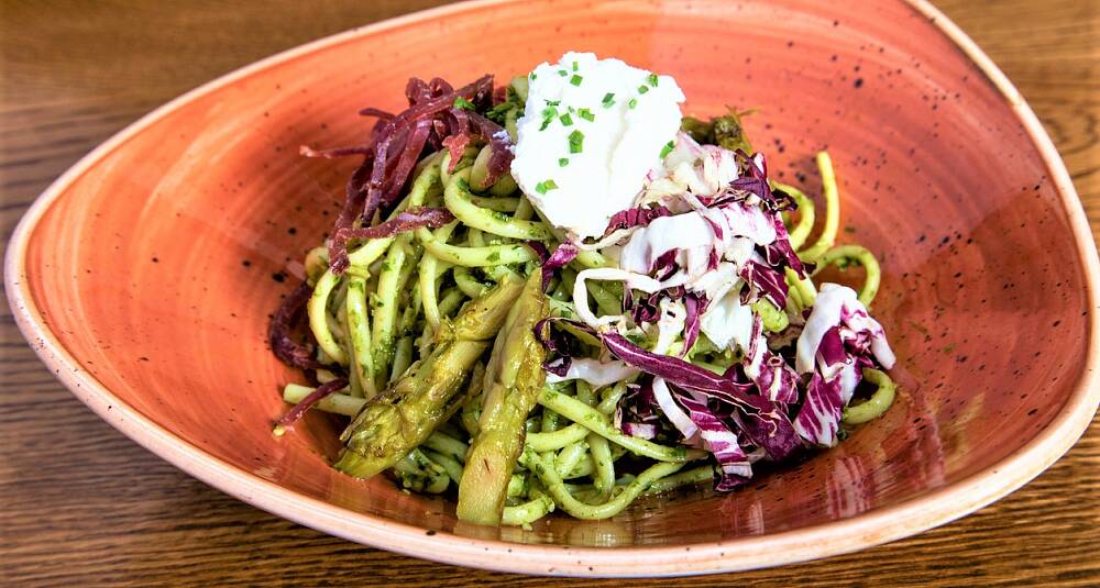 Pastasalat med linguini pesto bresaola radicchio og asparges