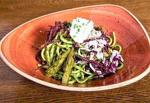 Pastasalat med linguini pesto bresaola radicchio og asparges