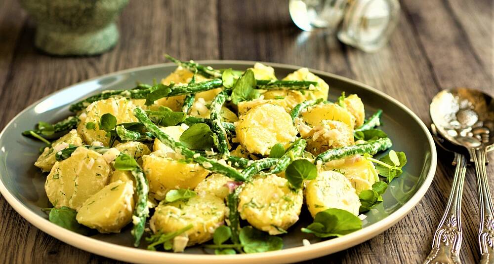 Salat med grønne bønner spekeskinke og mandelpotet