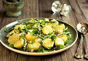 Salat med grønne bønner spekeskinke og mandelpotet