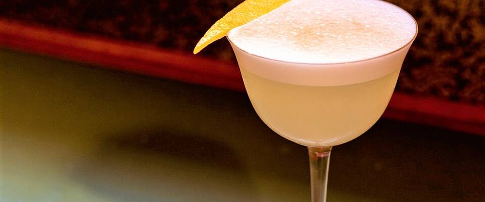 En syrlig og krydret drink som Akevitt Sour er som skapt for midtsommer