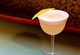 En syrlig og krydret drink som Akevitt Sour er som skapt for midtsommer