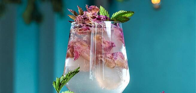 Vodka Soda med mjødurt og roseblader