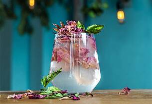 Vodka Soda med mjødurt og roseblader