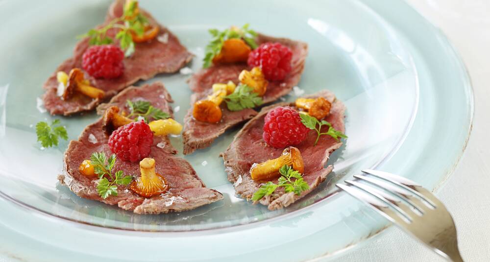 Elgcarpaccio med kantarell, bringebær og appelsin