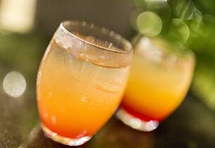 Slik lager du drinkklassikeren Tequila Sunrise