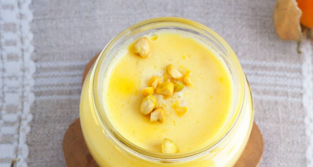 Multesoufflé servert med ferskostsorbet, chilikrydret mango- papayasalat og valmuenougatine Lakka- og vaniljesaus