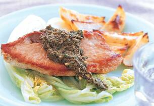Skinkebiff med kinakål og pesto