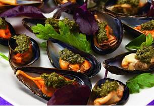 Gjør noe ekstra med blåskjellene: topp dem med pesto