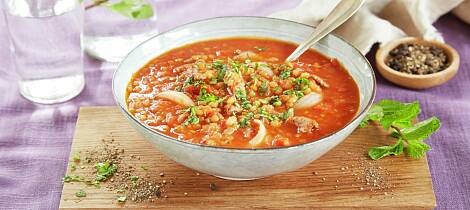 By på en fyldig linsesuppe hvor du får brukt opp rester av julematen