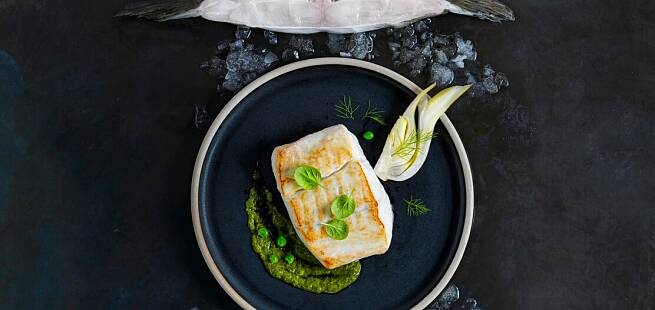 Pannestekt kveite med braisert fennikel, grønne bønner- og erte-sauté, chimichurri