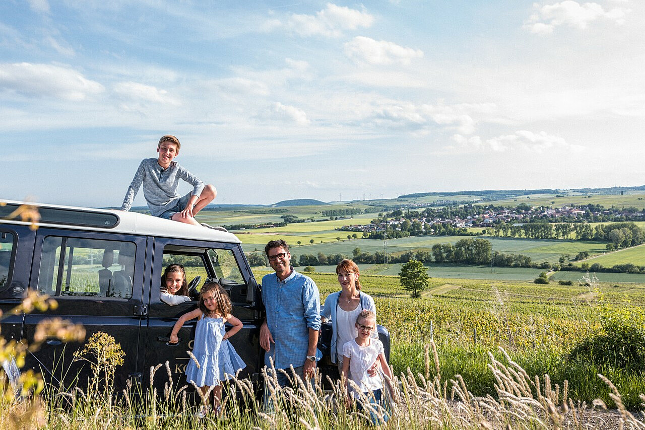 Familie am Landrover_20210914114018.jpg [337.44 KB]