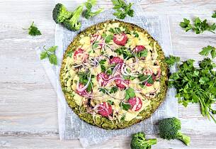 Ja visst kan du lage pizzabunn uten mel