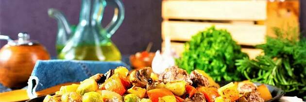 Når kjøttbollene lages små og får følge med masse rotgrønnsaker, trengs ikke mye kjøtt