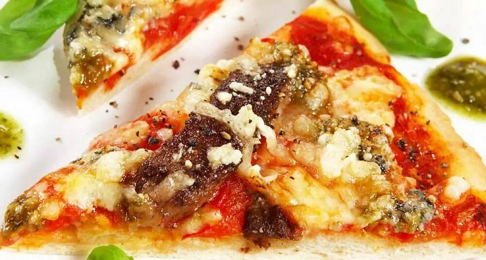 Det er slik du selv skal lage biffpizza med hvitløk- og urtesaus