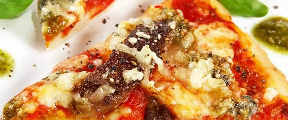 Det er slik du selv skal lage biffpizza med hvitløk- og urtesaus
