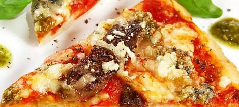 Det er slik du selv skal lage biffpizza med hvitløk- og urtesaus