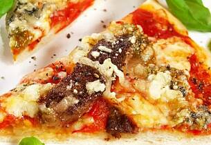 Det er slik du selv skal lage biffpizza med hvitløk- og urtesaus