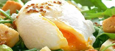 Aspargessalat med posjert egg og ost