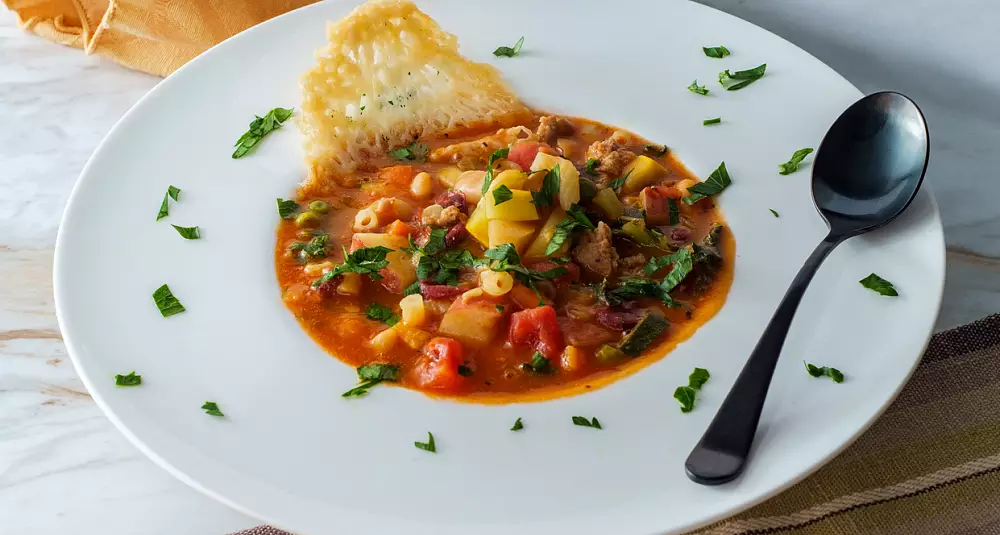 Minestronesuppe med pølser og parmesankjeks