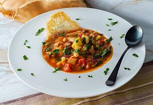 Minestronesuppe med pølser og parmesankjeks