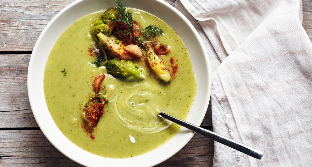 Grønnsaksuppe med topping av stekt hjertesalat, hvitløk og kjøttrester