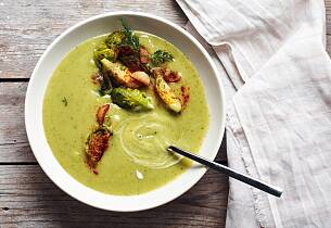 Grønnsaksuppe med topping av stekt hjertesalat, hvitløk og kjøttrester