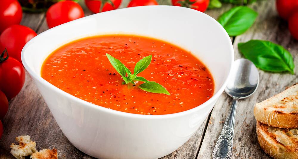 Gazpacho er med god grunn populær i heten i Spania: grønnsakssuppen serveres nemlig kald