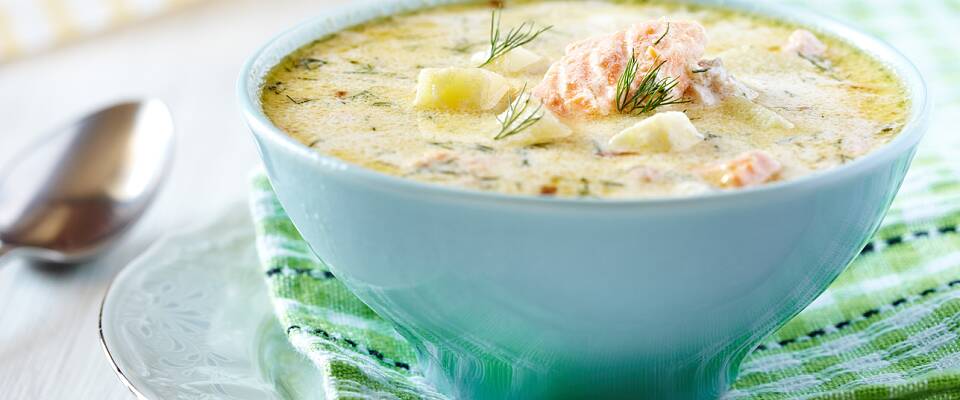 Så lett lager du en laksesuppe fra bunnen