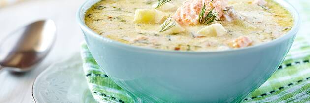 Så lett lager du en laksesuppe fra bunnen