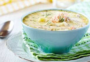 Så lett lager du en laksesuppe fra bunnen