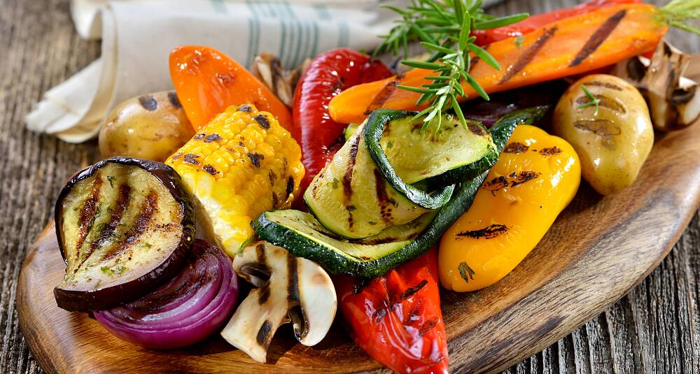 Grillete grønnsaker med hummus og tzatziki