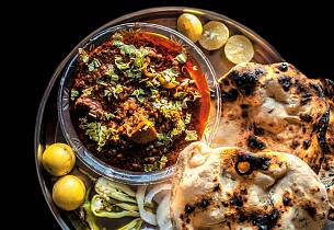 Lam i fyldig brun saus Gosht Shahjani fra India