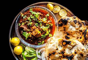 By på denne velduftende gryten med lam og krydder